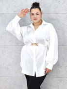 Bluzka plus size satynowa koszula z paskiem i eleganckim połyskiem – Stylowa XL Stylowa XL