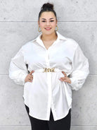 Bluzka plus size satynowa koszula z paskiem i eleganckim połyskiem – Stylowa XL Stylowa XL