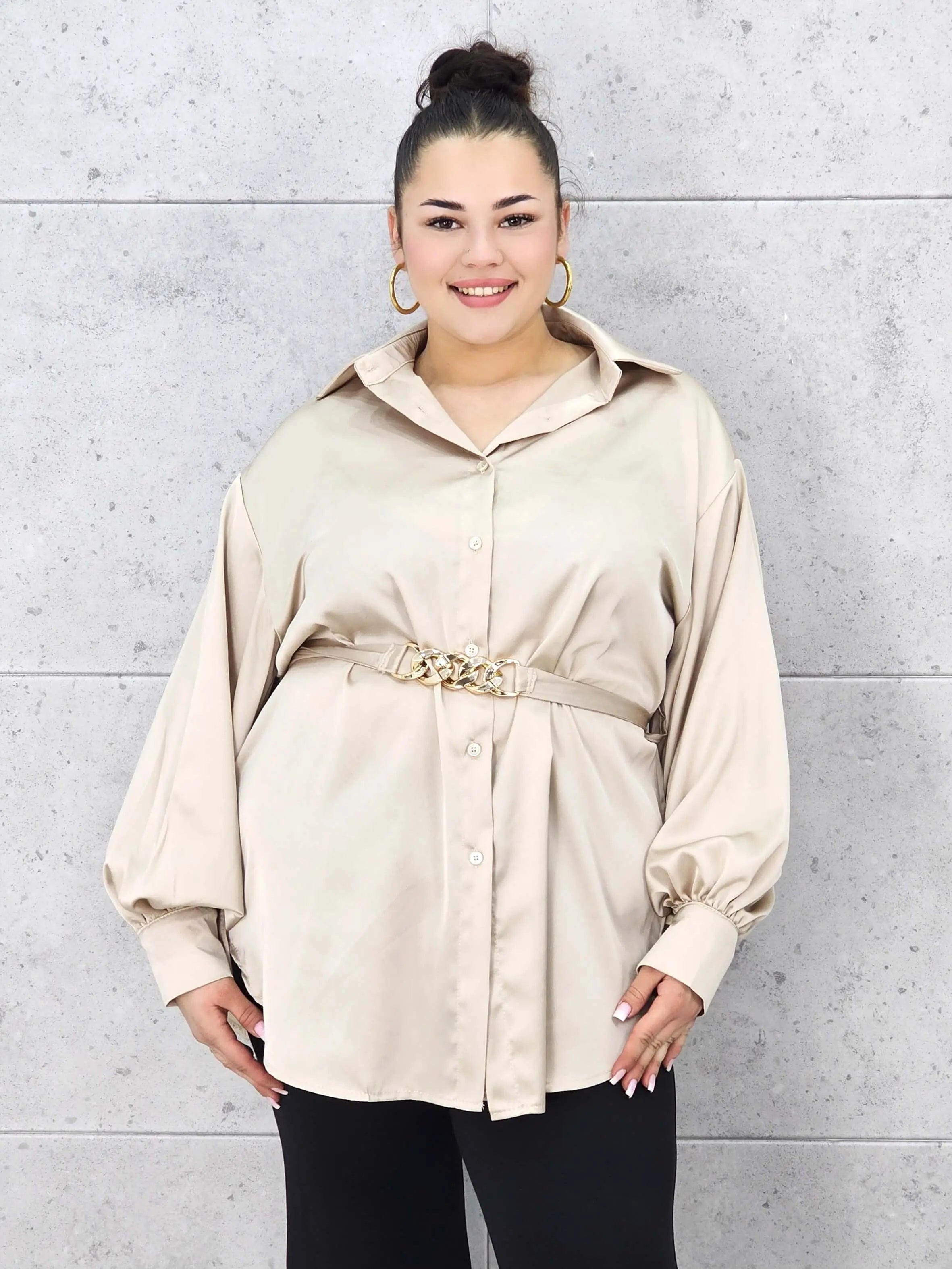Bluzka plus size satynowa koszula z paskiem i eleganckim połyskiem – Stylowa XL Stylowa XL
