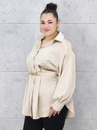 Bluzka plus size satynowa koszula z paskiem i eleganckim połyskiem – Stylowa XL Stylowa XL