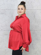 Bluzka plus size satynowa koszula z paskiem i eleganckim połyskiem – Stylowa XL Stylowa XL
