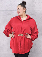Bluzka plus size satynowa koszula z paskiem i eleganckim połyskiem – Stylowa XL Stylowa XL