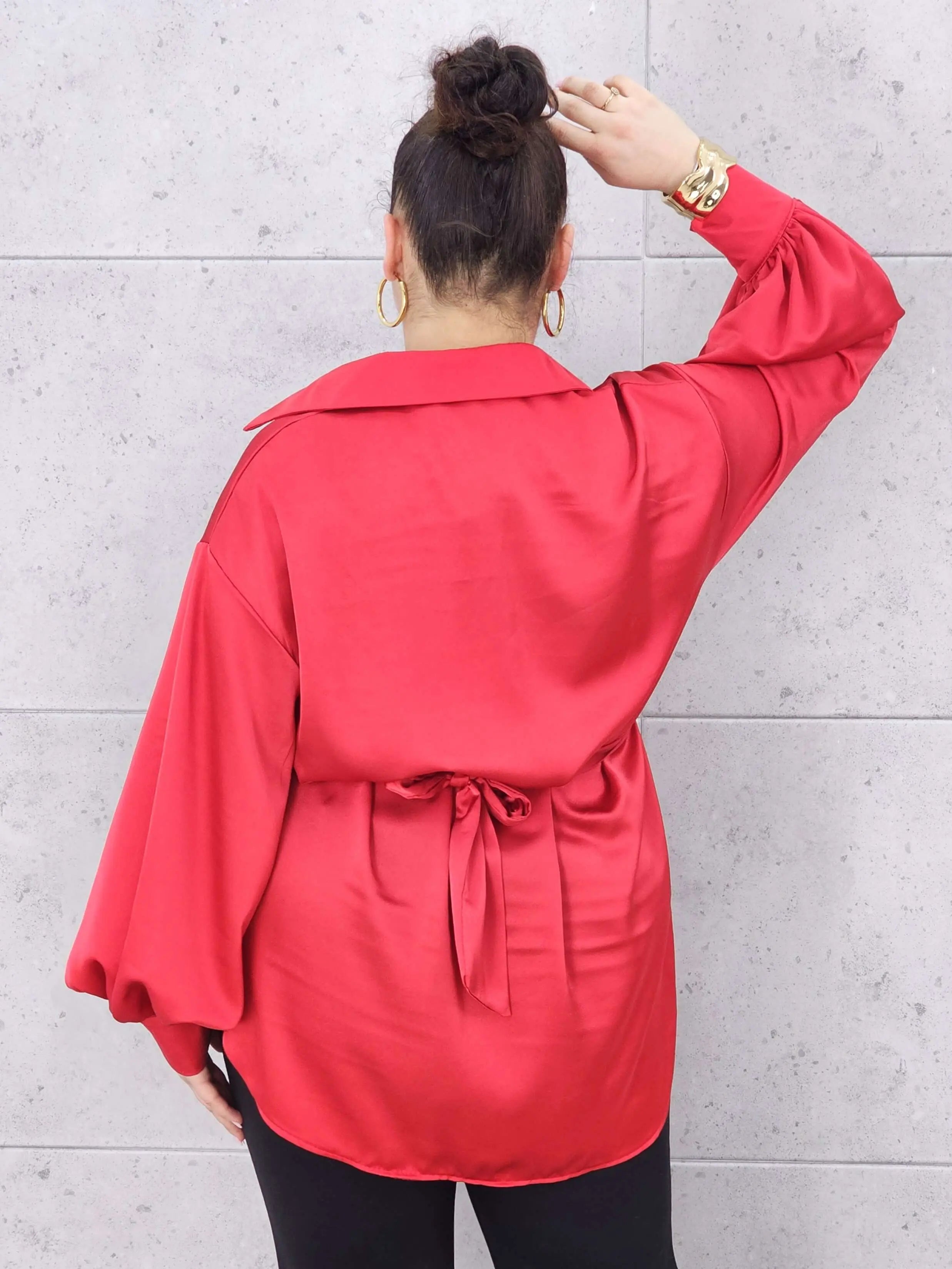 Bluzka plus size satynowa koszula z paskiem i eleganckim połyskiem – Stylowa XL Stylowa XL