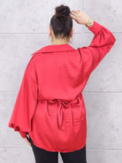 Bluzka plus size satynowa koszula z paskiem i eleganckim połyskiem – Stylowa XL Stylowa XL