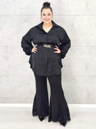 Bluzka plus size satynowa koszula z paskiem i eleganckim połyskiem – Stylowa XL Stylowa XL