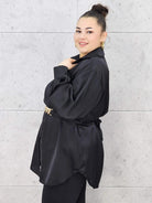 Bluzka plus size satynowa koszula z paskiem i eleganckim połyskiem – Stylowa XL Stylowa XL