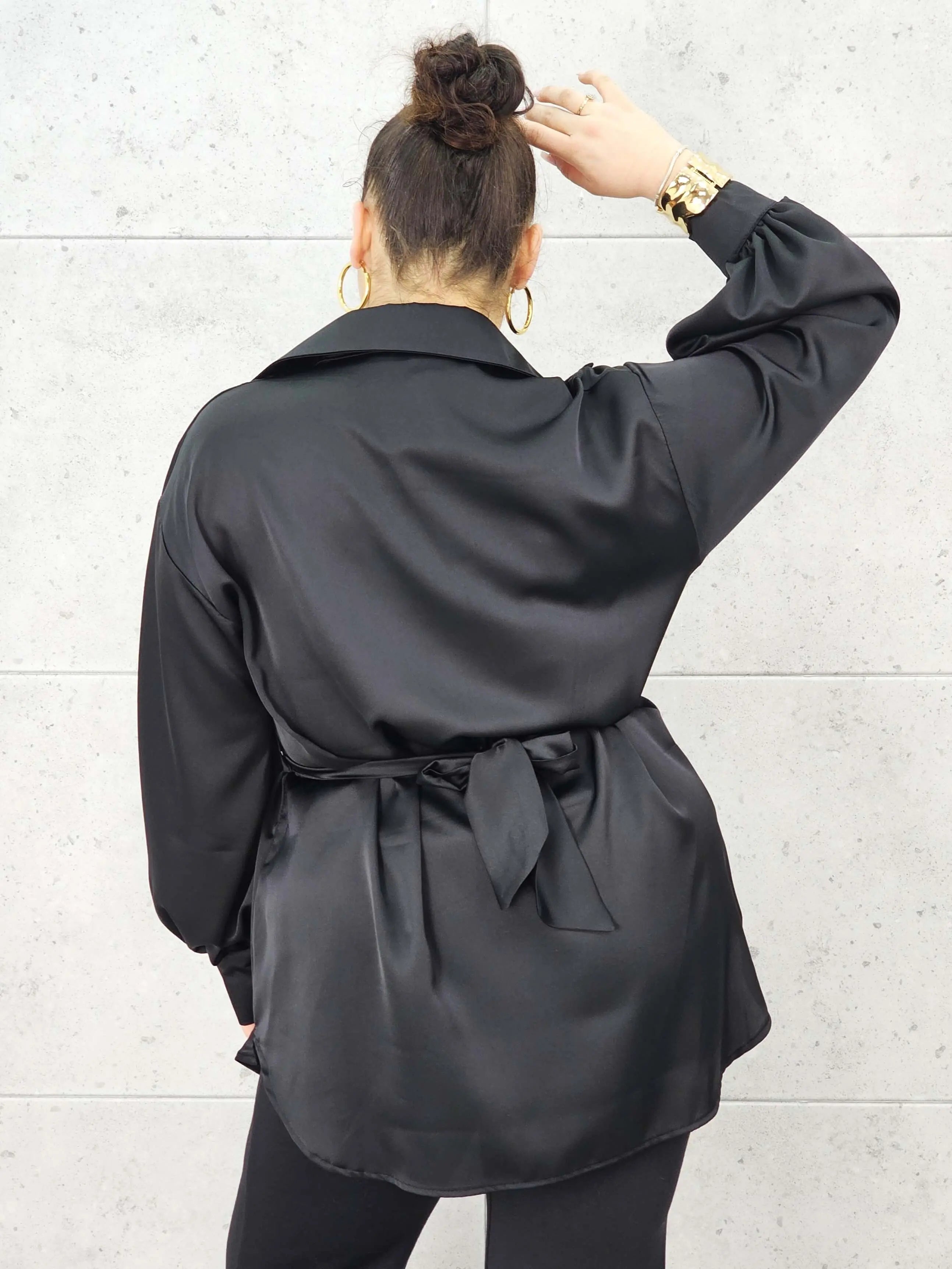 Bluzka plus size satynowa koszula z paskiem i eleganckim połyskiem – Stylowa XL Stylowa XL