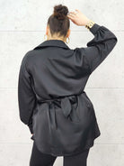 Bluzka plus size satynowa koszula z paskiem i eleganckim połyskiem – Stylowa XL Stylowa XL