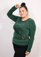 Bluzka plus size z asymetrycznym marszczeniem i ozdobną klamrą Stylowa XL