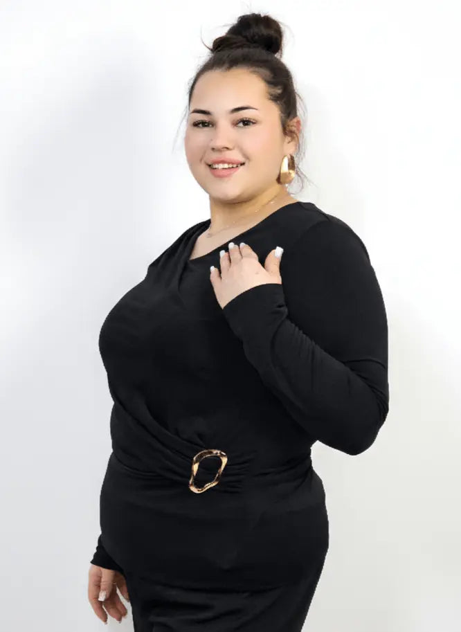 Bluzka plus size z asymetrycznym marszczeniem i ozdobną klamrą Stylowa XL