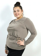 Bluzka plus size z asymetrycznym marszczeniem i ozdobną klamrą Stylowa XL