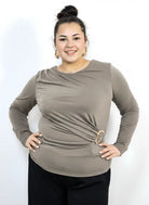 Bluzka plus size z asymetrycznym marszczeniem i ozdobną klamrą Stylowa XL