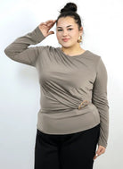 Bluzka plus size z asymetrycznym marszczeniem i ozdobną klamrą Stylowa XL