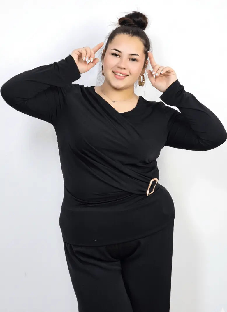 Bluzka plus size z asymetrycznym marszczeniem i ozdobną klamrą Stylowa XL