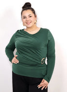 Bluzka plus size z asymetrycznym marszczeniem i ozdobną klamrą Stylowa XL