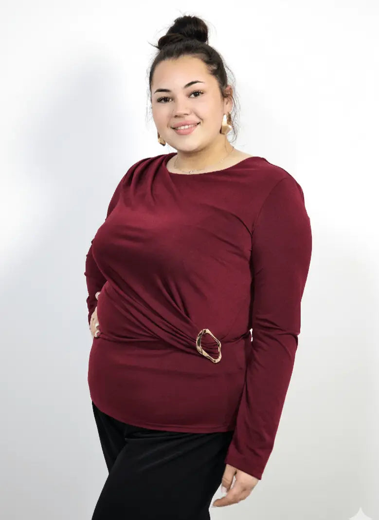 Bluzka plus size z asymetrycznym marszczeniem i ozdobną klamrą Stylowa XL