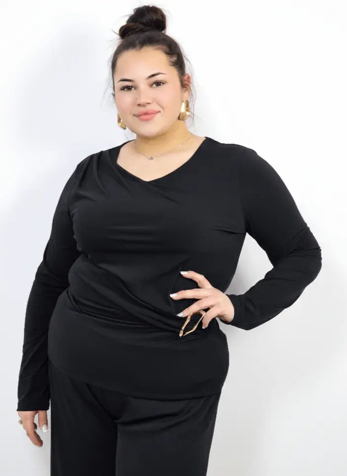 Bluzka plus size z asymetrycznym marszczeniem i ozdobną klamrą Stylowa XL
