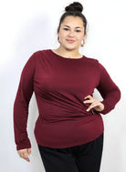 Bluzka plus size z asymetrycznym marszczeniem i ozdobną klamrą Stylowa XL