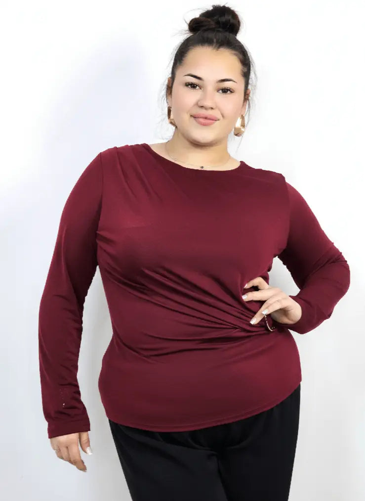 Bluzka plus size z asymetrycznym marszczeniem i ozdobną klamrą Stylowa XL