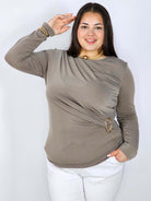 Bluzka plus size z asymetrycznym marszczeniem i ozdobną klamrą Stylowa XL