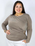 Bluzka plus size z asymetrycznym marszczeniem i ozdobną klamrą Stylowa XL