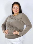 Bluzka plus size z asymetrycznym marszczeniem i ozdobną klamrą Stylowa XL
