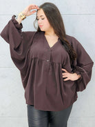 bluzka z bufiastymi rękawami brązowa plus size – przodem 