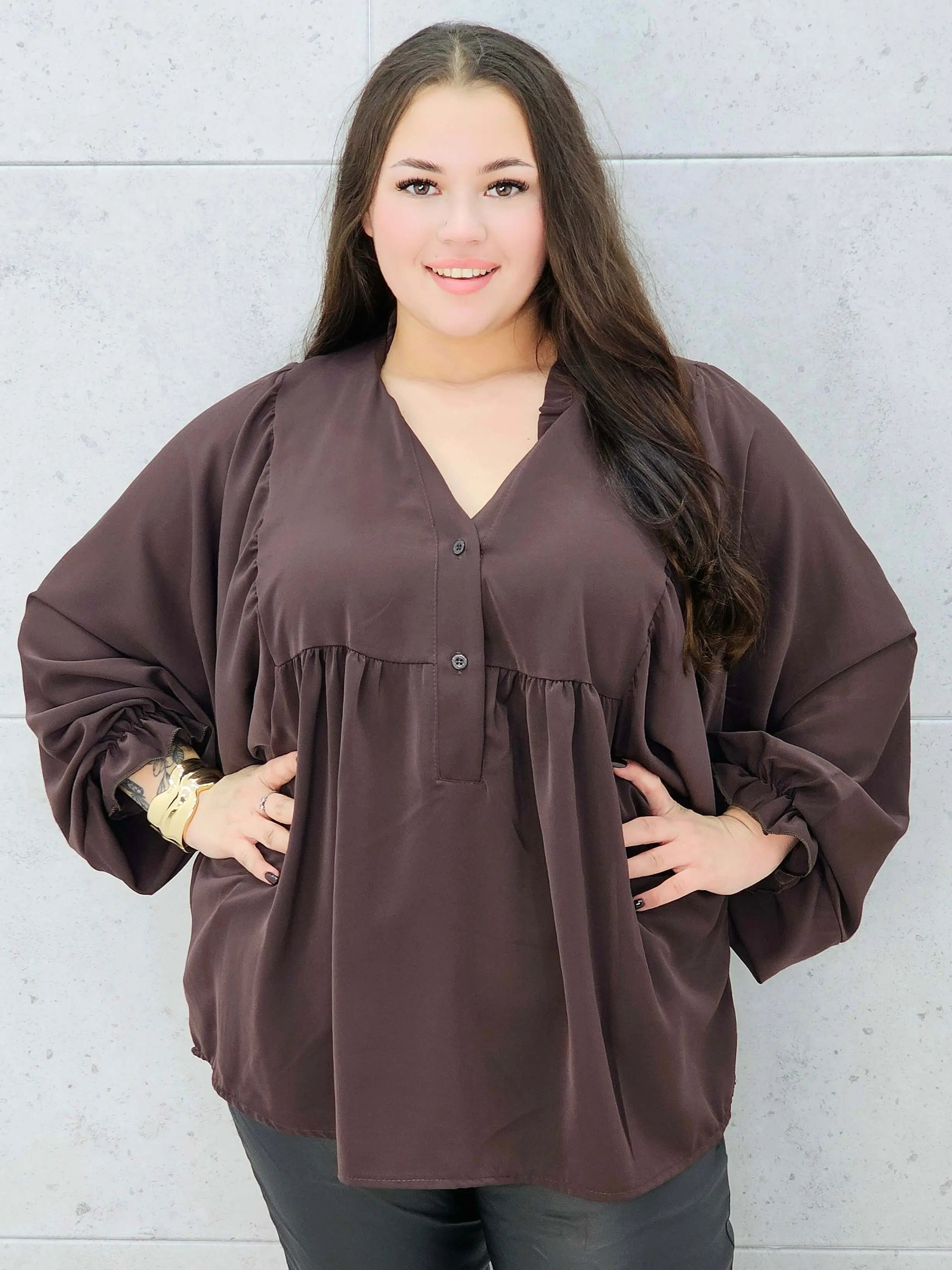 bluzka z bufiastymi rękawami brązowa plus size – przodem 