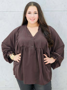 bluzka z bufiastymi rękawami brązowa plus size – przodem 