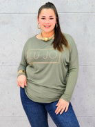 Bluzka plus size z cyrkoniowym logo – elegancja i komfort dla kobiet XXL Stylowa XL