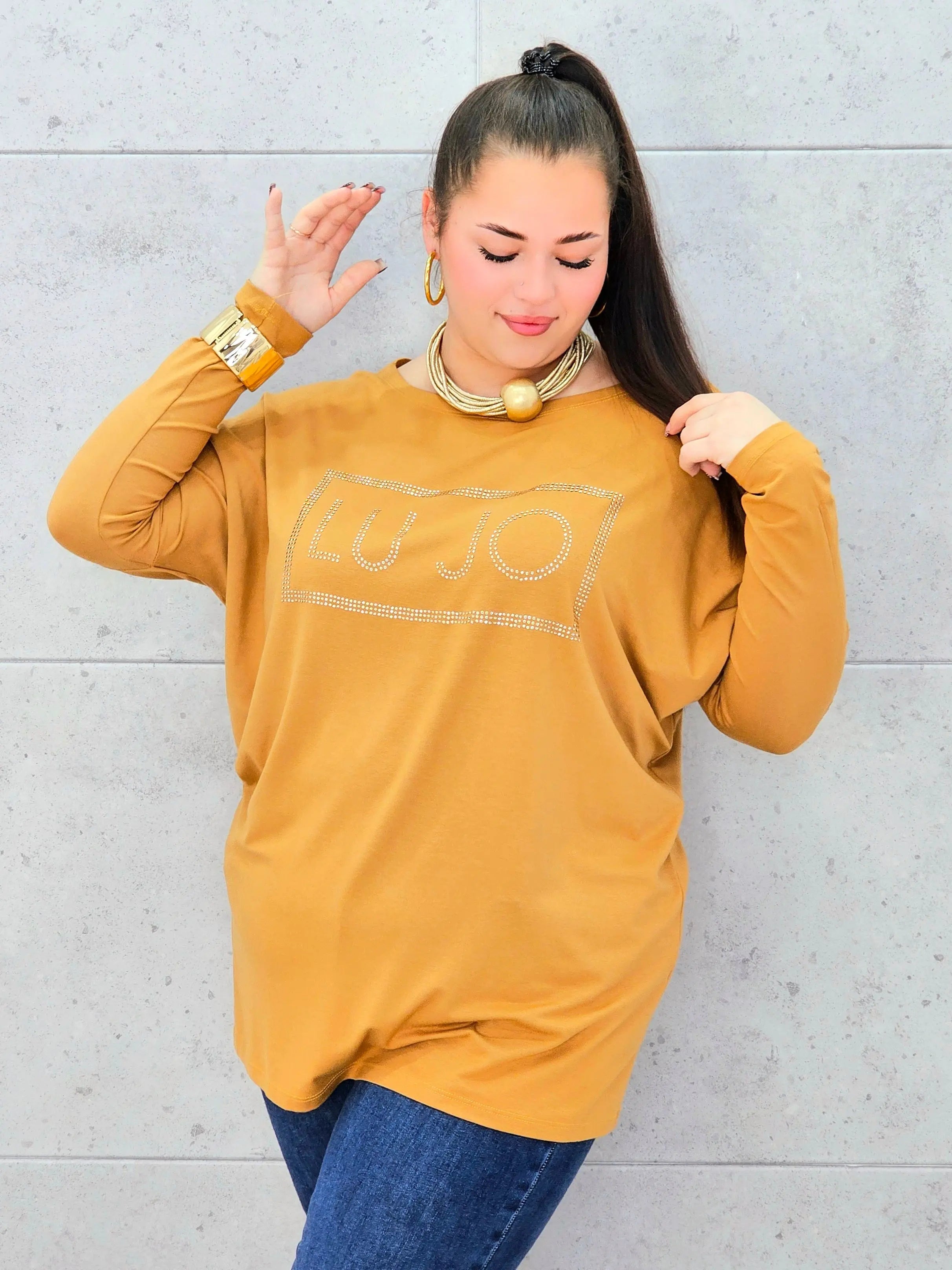 Bluzka plus size z cyrkoniowym logo – elegancja i komfort dla kobiet XXL Stylowa XL