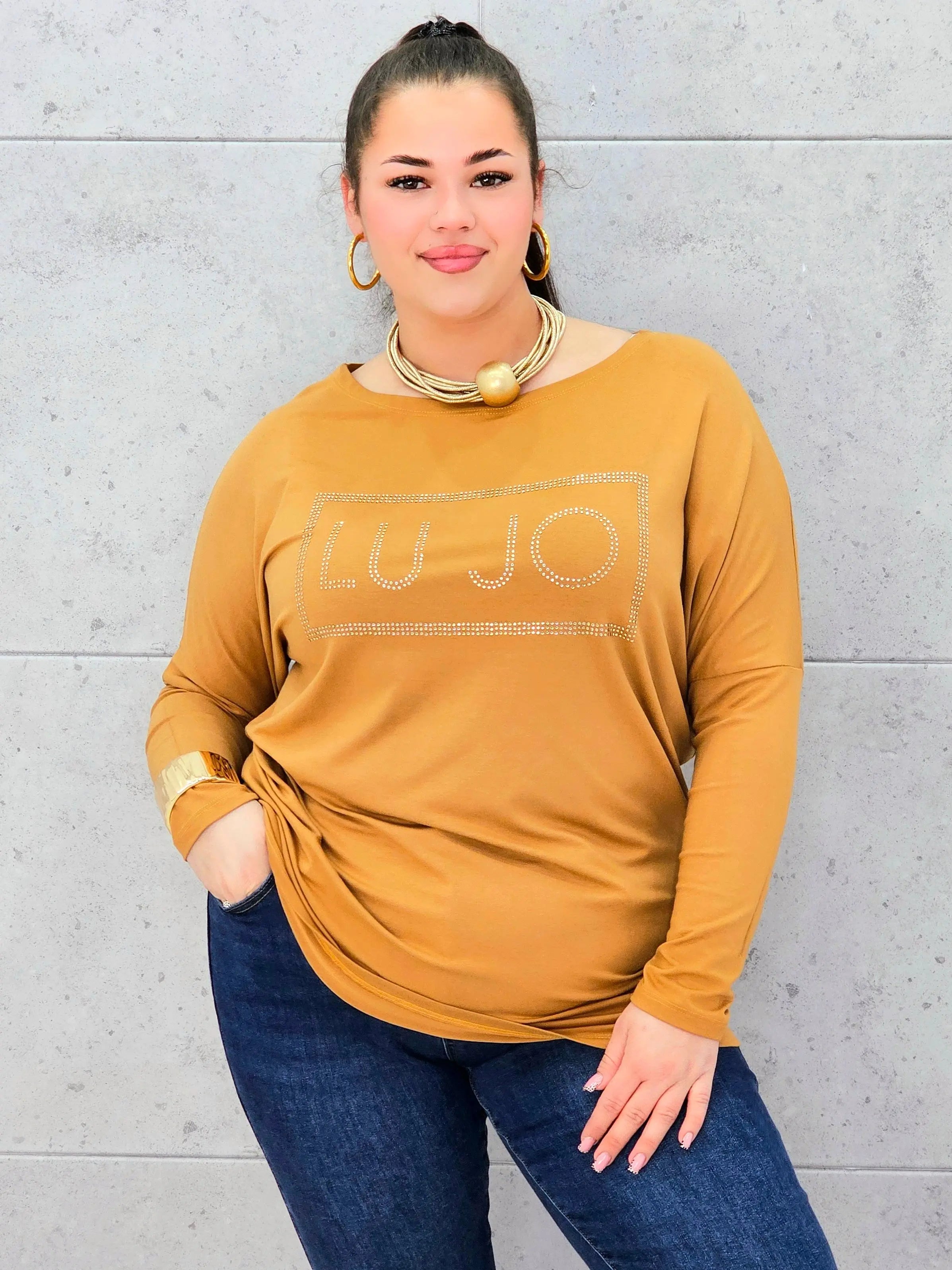 Bluzka plus size z cyrkoniowym logo – elegancja i komfort dla kobiet XXL Stylowa XL