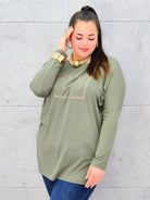 Bluzka plus size z cyrkoniowym logo – elegancja i komfort dla kobiet XXL Stylowa XL