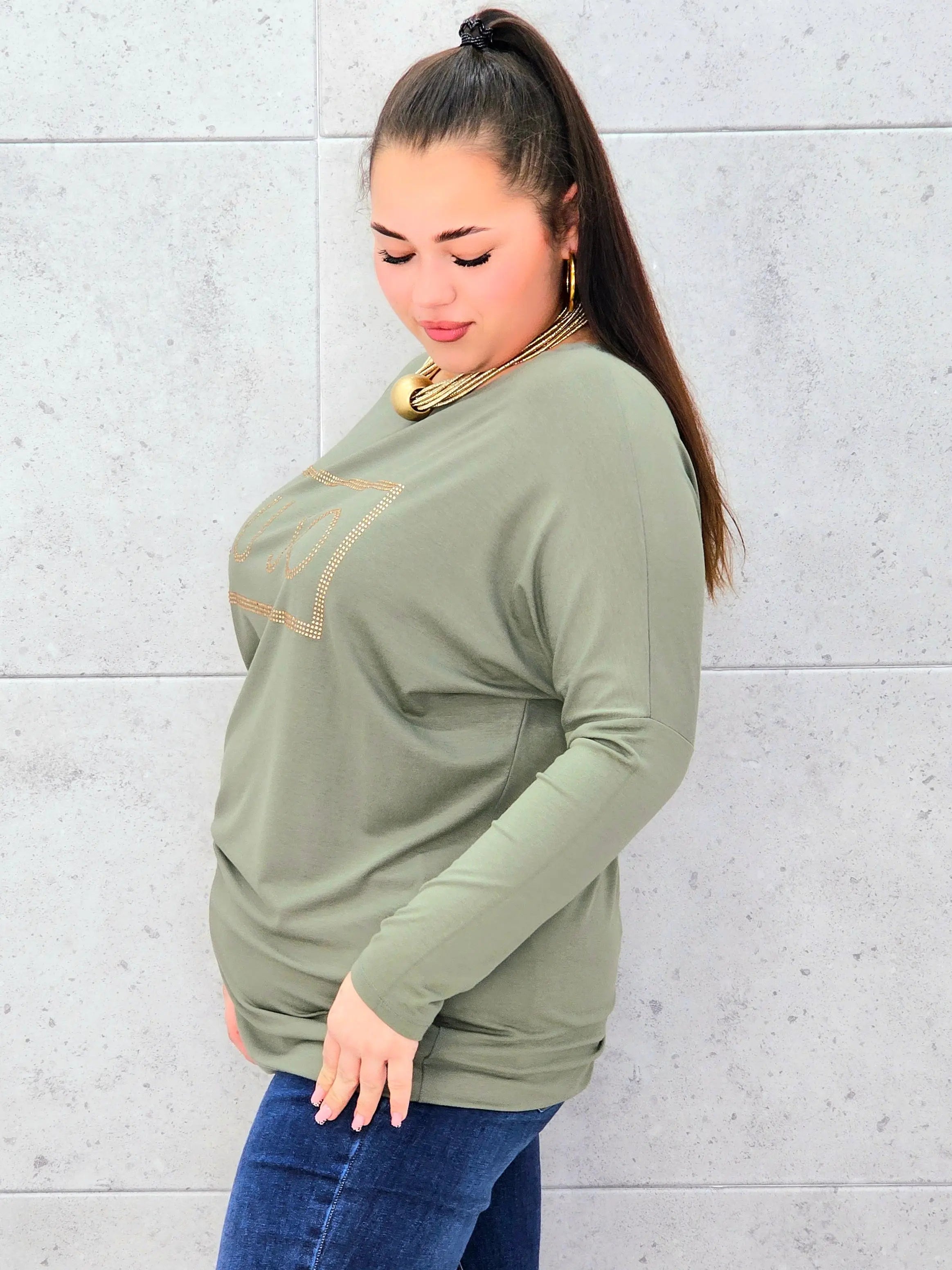 Bluzka plus size z cyrkoniowym logo – elegancja i komfort dla kobiet XXL Stylowa XL