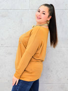 Bluzka plus size z cyrkoniowym logo – elegancja i komfort dla kobiet XXL Stylowa XL