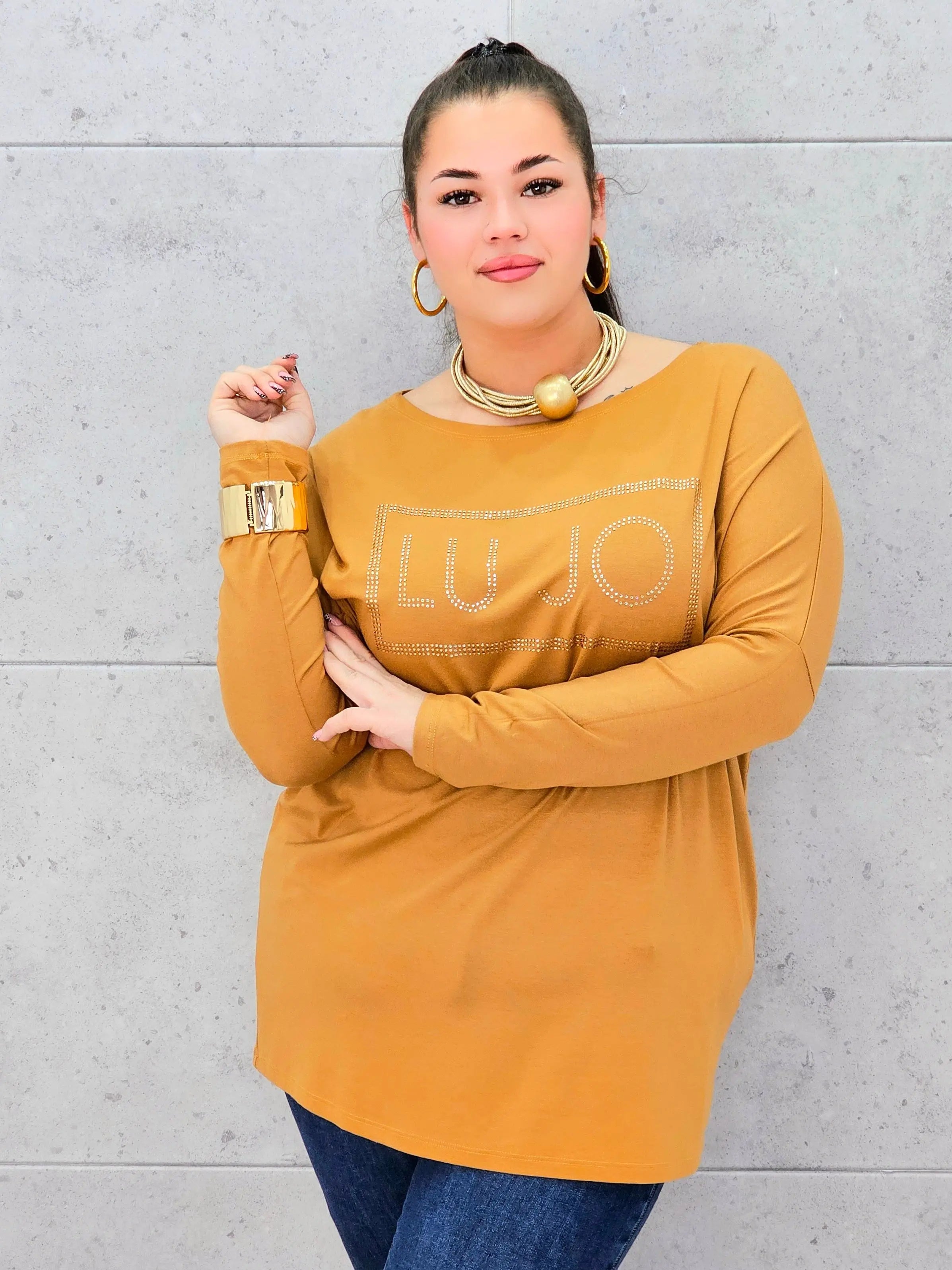 Bluzka plus size z cyrkoniowym logo – elegancja i komfort dla kobiet XXL Stylowa XL