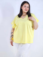 Bluzka plus size z dekoltem V – klasyczna, wygodna i uniwersalna Stylowa XL