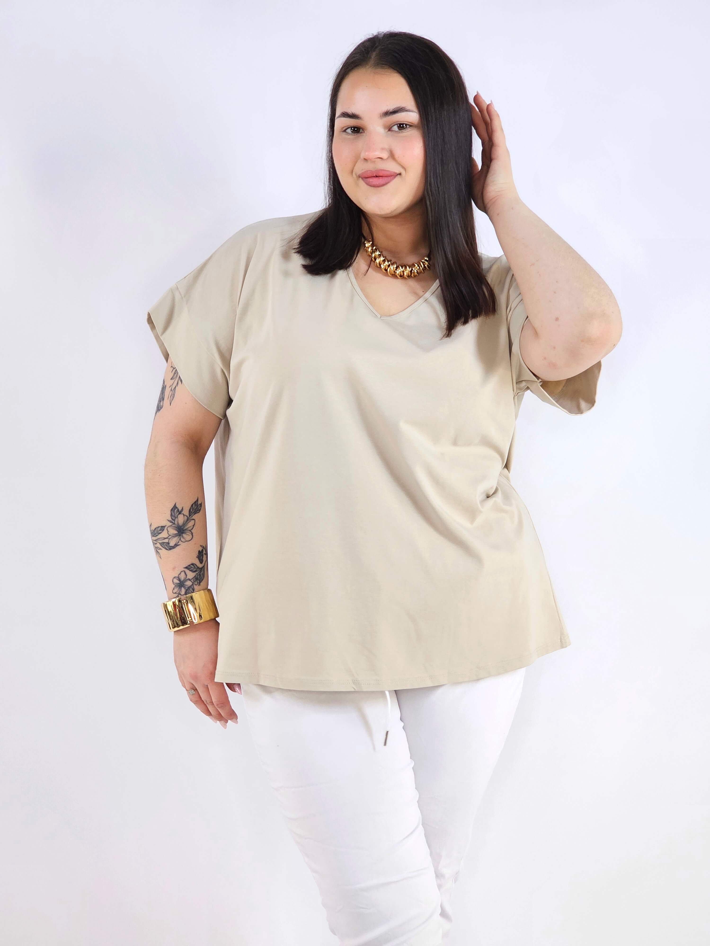 Bluzka plus size z dekoltem V – klasyczna, wygodna i uniwersalna Stylowa XL