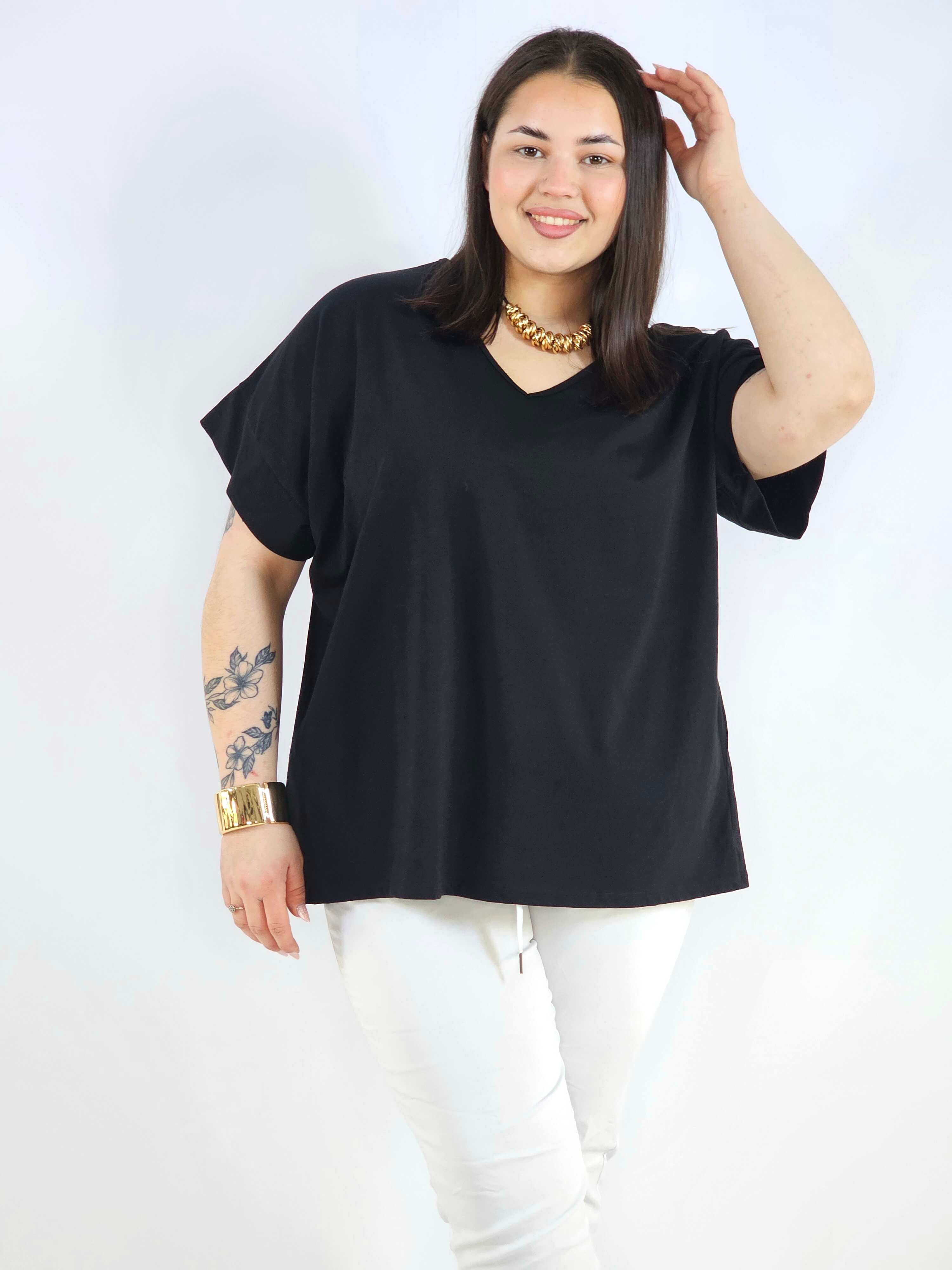 Bluzka plus size z dekoltem V – klasyczna, wygodna i uniwersalna Stylowa XL