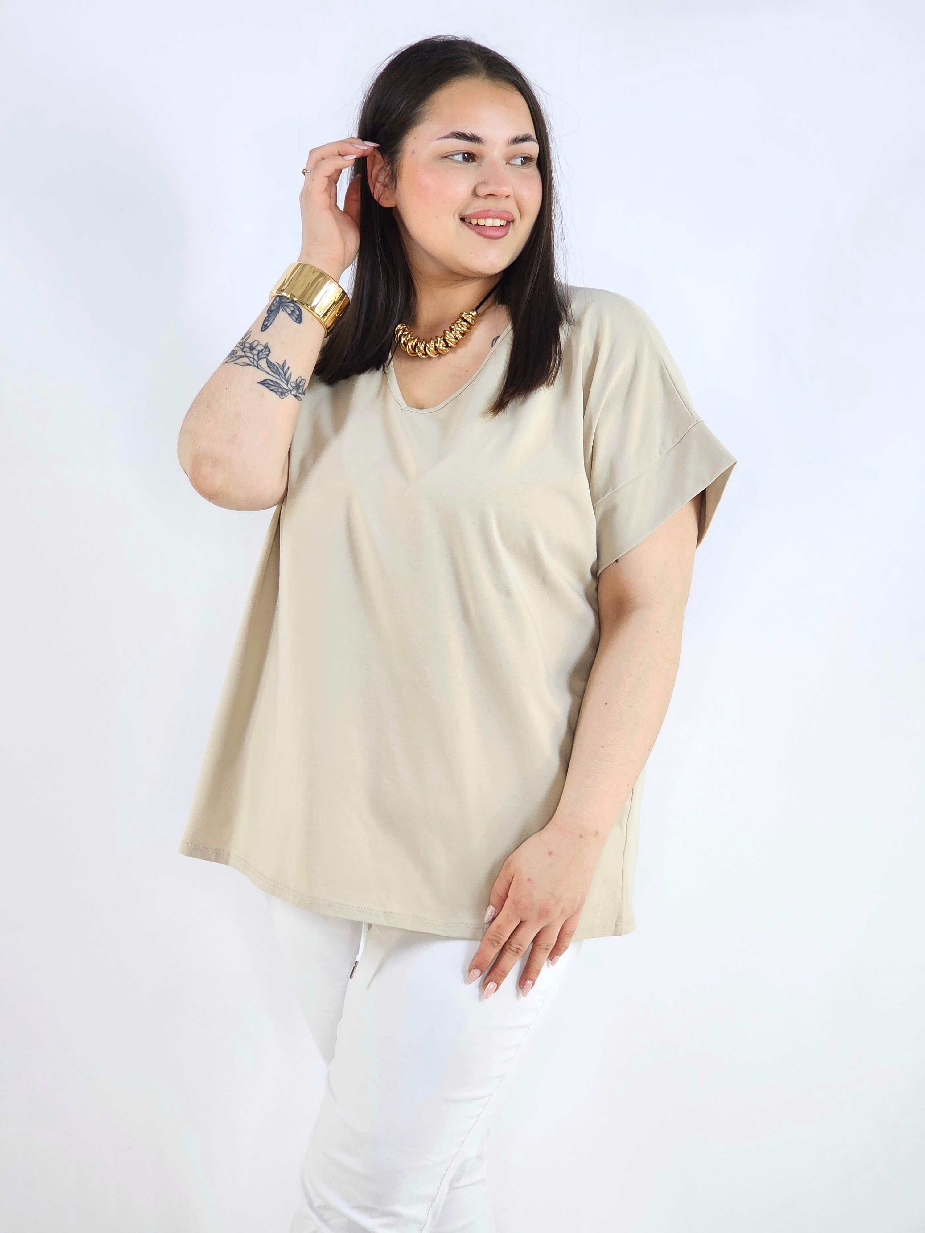 Bluzka plus size z dekoltem V – klasyczna, wygodna i uniwersalna Stylowa XL