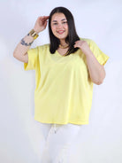 Bluzka plus size z dekoltem V – klasyczna, wygodna i uniwersalna Stylowa XL