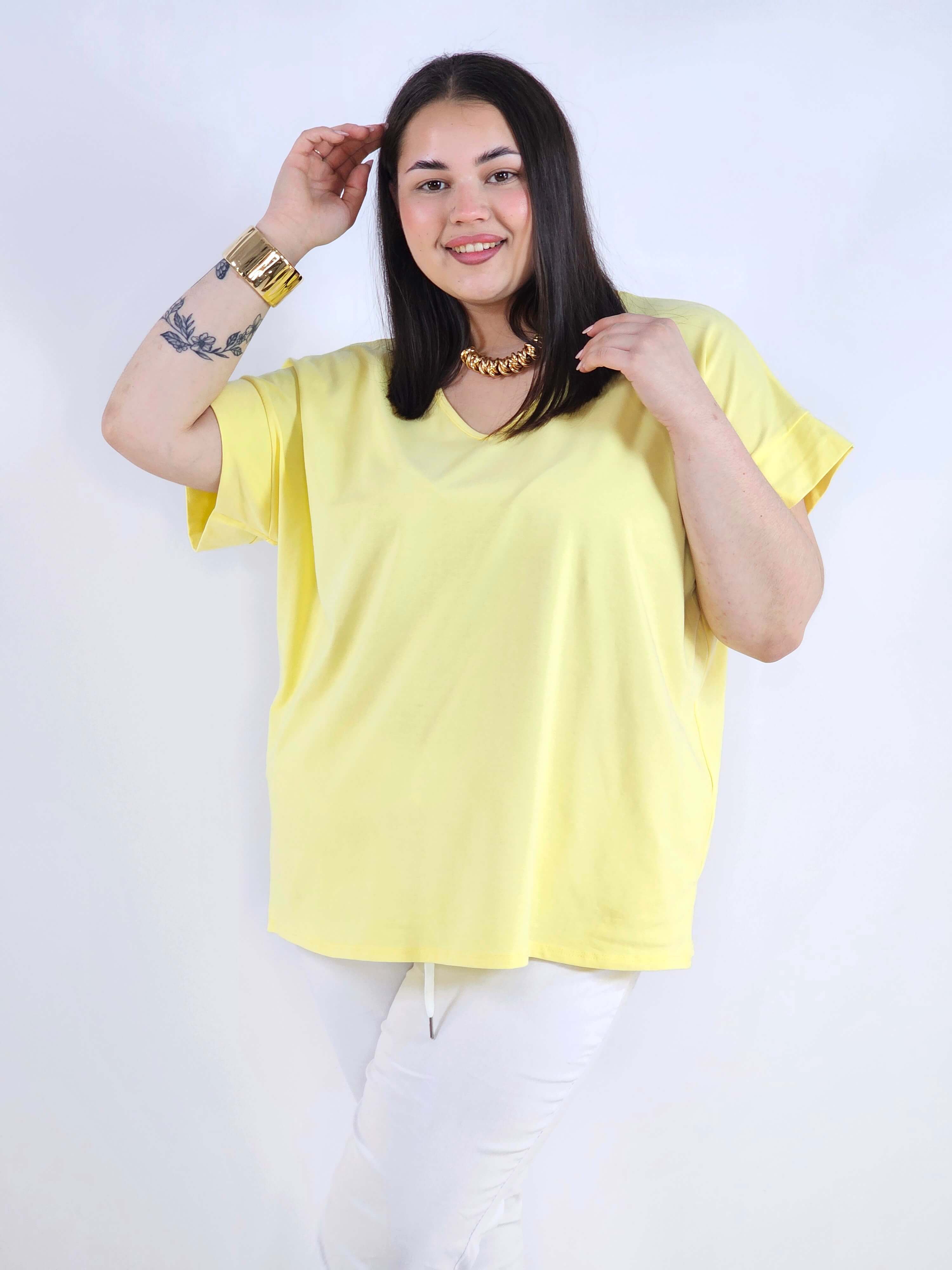 Bluzka plus size z dekoltem V – klasyczna, wygodna i uniwersalna Stylowa XL