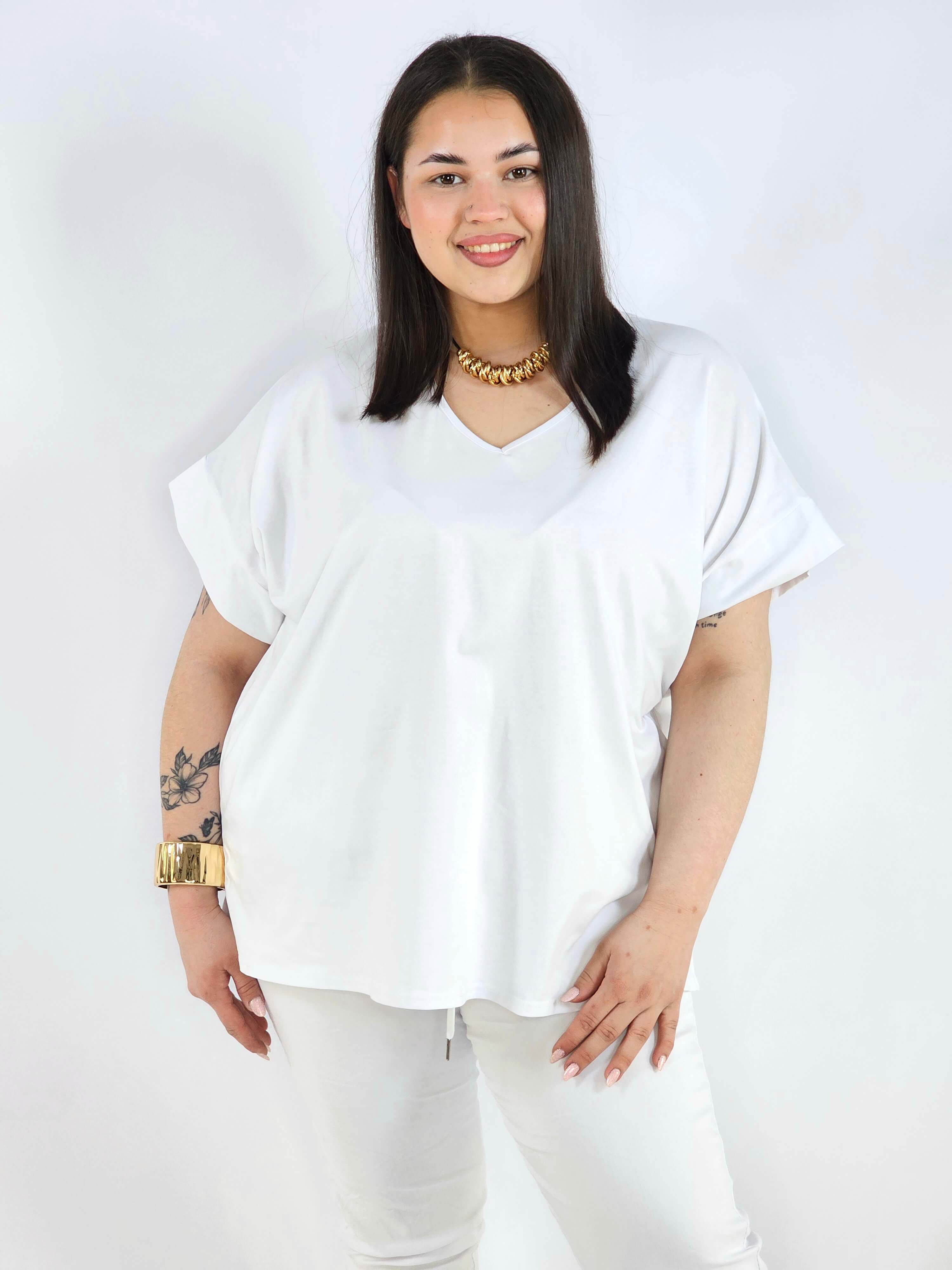 Bluzka plus size z dekoltem V – klasyczna, wygodna i uniwersalna Stylowa XL