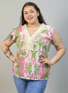 Bluzka plus size z dekoltem V i koronkową aplikacją Stylowa XL