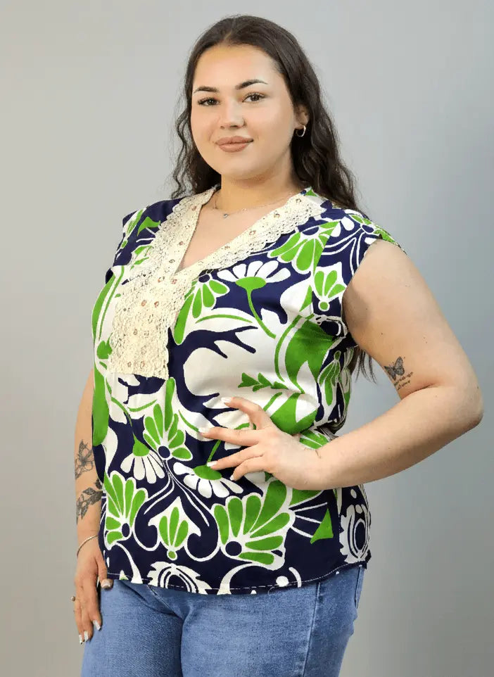 Bluzka plus size z dekoltem V i koronkową aplikacją Stylowa XL