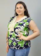 Bluzka plus size z dekoltem V i koronkową aplikacją Stylowa XL