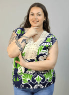 Bluzka plus size z dekoltem V i koronkową aplikacją Stylowa XL