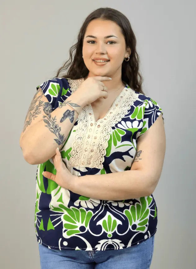 Bluzka plus size z dekoltem V i koronkową aplikacją Stylowa XL