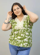 Bluzka plus size z dekoltem V i koronkową aplikacją Stylowa XL