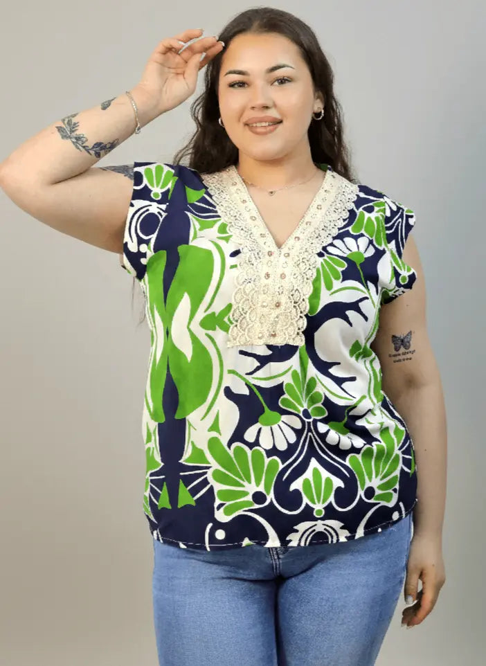 Bluzka plus size z dekoltem V i koronkową aplikacją Stylowa XL